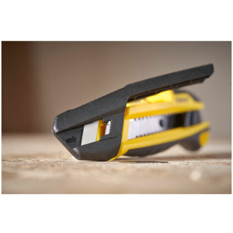 Cutter largeur de la lame 18 mm longueur 155 mm STHT10501-1 plastique (1/2)