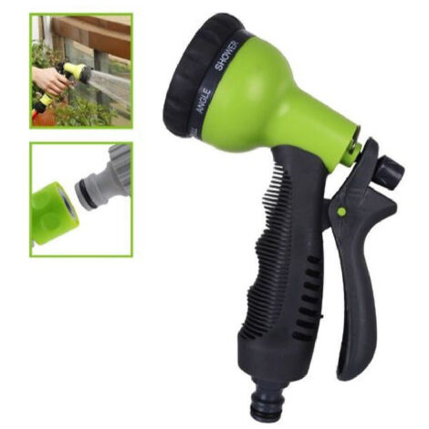 Spruzzatore D'acqua Del Vigile Del Fuoco Su Un Rimorchio Trattore in