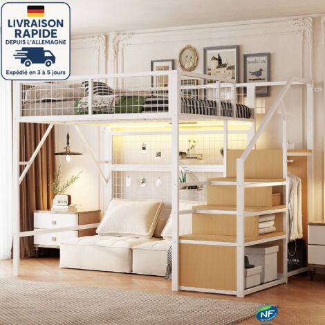 Cama alta multifuncional de metal de 140 x 200 cm. Incluye tira de luz LED controlada por aplicación, escalera y armario abierto con espacio de almacenamiento. Color blanco.