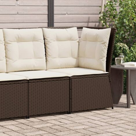 Ecksofa für den Garten mit braunen Kissen aus geflochtener Kunstfaser