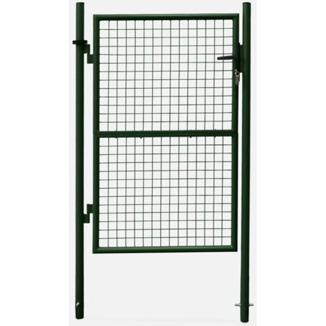 Puerta de jardín de metal con cerradura