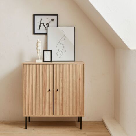 Sweeek Credenza Contemporanea 2 Ante Scanalate Effetto Legno, Apertura Push-Pull, Base In Metallo Nero, Larghezza 140 Cm, 3 Ripiani