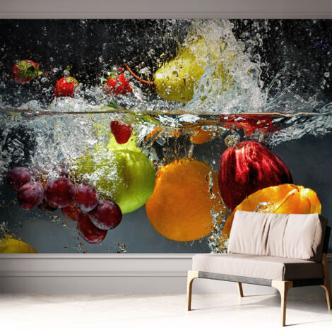 Selbstklebende Tapete modern Wohnzimmer - Wanddeko Schlafzimmer - Tapete mit Motiv Früchte im Wasser 312x219 cm (1/5)