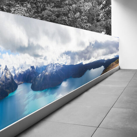Brise vue Trompe l'oeil - 90x337 cm - Vue lac et montagnes - Recto Imprimé / Verso BlancBâche Micro Perforée - 80% d'occultation (1/3)