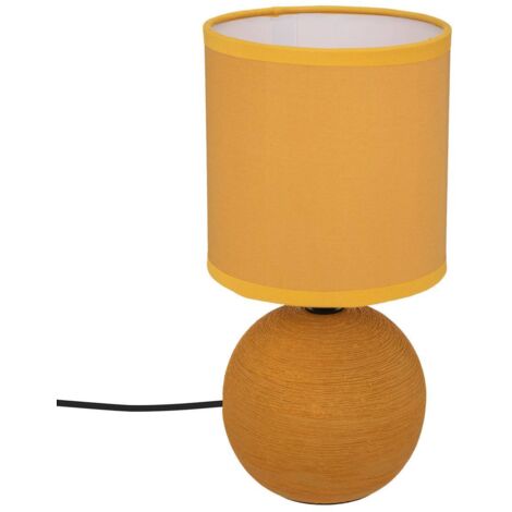 Atmosphera – Lampe en céramique pied boule striée jaune ocre – Hauteur 24,7 cm – Diamètre 13 cm – Abat-jour polyester pour lumière tamisée