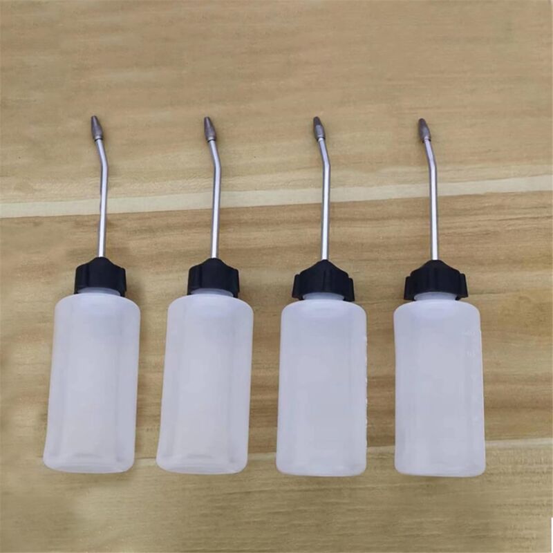 Set Di 5 Oliatori Per Macchina Da Cucire, Con Beccuccio Lungo In Metallo E Corpo In Plastica Trasparente. Capacità 120 Ml Ciascuno, Ideali Per Lubrificare Punti Difficili. Per Macchine Domestiche E Industriali, Biciclette, Utensili.
