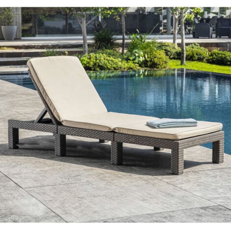 Keter – Transat Daytona en résine imitation rotin tressé – Dossier réglable 4 positions – Coussin moelleux – Résistant aux intempéries – Cappuccino