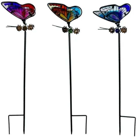 Un ensemble de 3 décorations de jardin en forme de papillon, de 50 cm de haut, en verre et en métal, aux couleurs vives, pouvant être utilisées pour décorer pelouse, allée, pot de fleurs et parterre d