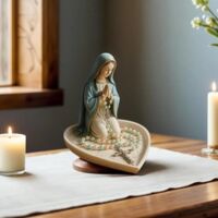 Support Chapelet Vierge Marie – Statue Résine Sculptée Main 13 Cm – Base Cœur Anti-Nœuds – Décoration Autel Catholique & Cadeau Foi