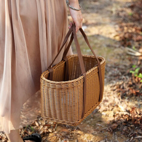 Panier à jour avec bord natté et anse alsacienne en osier grisette et hélix. Ce panier est mon premier panier à jour en osier brut. J'ai appris cette technique de l'ajourée dans