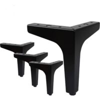 Set di 4 gambe per mobili con portata fino a 600 kg, gambe per tavolo in metallo triangolari moderne, gambe per mobili a forcina per armadi, divani, con 4 protezioni per i piedi, nero (17 cm)