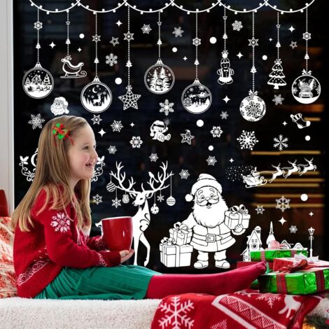 Sapin de Noël avec décorations et cadeaux. Concept de design de Noël et