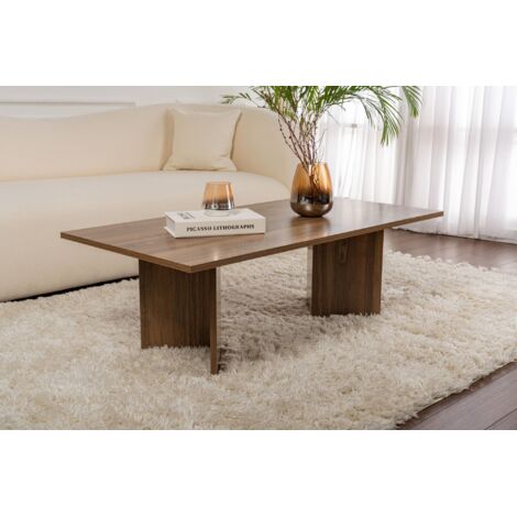Mesa de centro, fabricada en tablero revestido de melamina, color nogal, diseño moderno.
