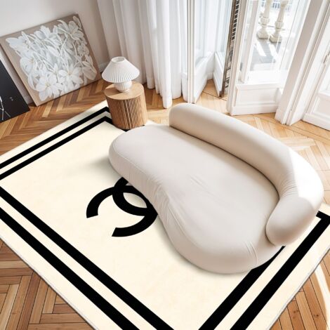 Alfombra de lujo 100% poliéster en tonos beige y negro: comodidad, estilo y antideslizamiento. (1/4)