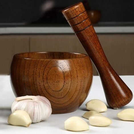 Mortier et pilon en bois, idéal pour piler le gingembre et les épices. (1/4)
