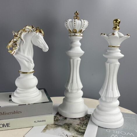 Statue d'échecs en résine représentant le roi, la reine et le cavalier. Sculpture internationale. Cavalier blanc. (1/3)