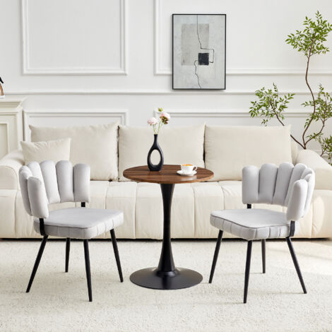 Set de table et chaises. Table ronde 60 cm en MDF avec pied de support noir, associée à 2 chaises de salle à manger gris clair à dossier pétale en velours et pieds métalliques noirs. (1/5)