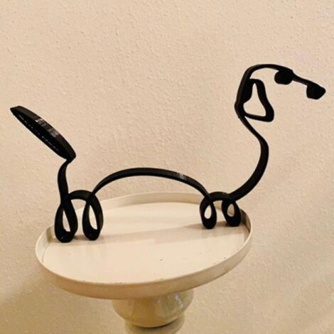 Sculpture de teckel en métal, style minimaliste moderne, pour la décoration intérieure ou extérieure. (1/3)