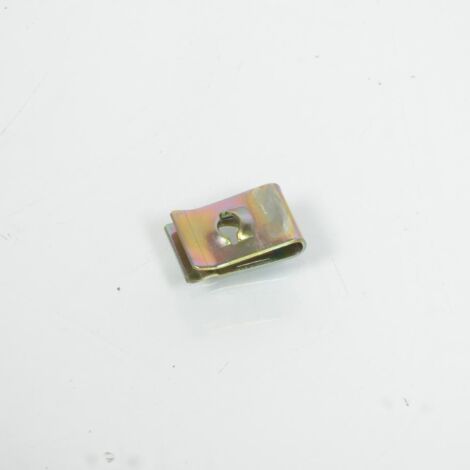 Une agrafe de carrosserie carénage Ø4/5mm neuve pour plastique (1/2)