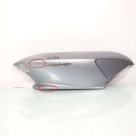 [PRODUIT D'OCCASION] Coque arrière droite origine pour scooter Yamaha 125 Majesty (1/4)