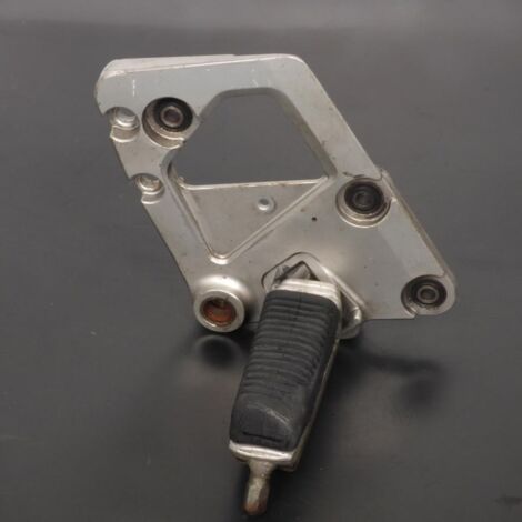 [PRODUIT D'OCCASION] Platine repose pied pilote droit origine pour moto Suzuki 1100 (1/3)