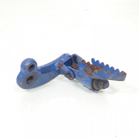 [PRODUIT D'OCCASION] Platine de repose pied pilote droit origine pour moto Suzuki 125 (1/2)