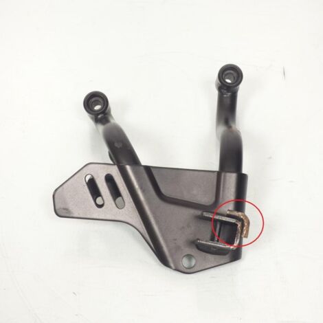 [PRODUIT D'OCCASION] Platine de repose pied passager droit origine pour Moto Suzuki (1/2)