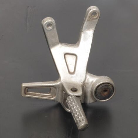 [PRODUIT D'OCCASION] Platine repose pied passager droit origine pour moto Yamaha 750 (1/3)