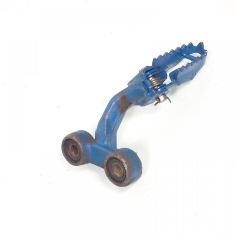 [PRODUIT D'OCCASION] Platine de repose pied pilote droit origine pour moto Suzuki 600 (1/2)