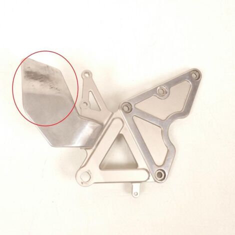 [PRODUIT D'OCCASION] Platine de repose pied pilote droit origine pour moto Suzuki 400 (1/3)