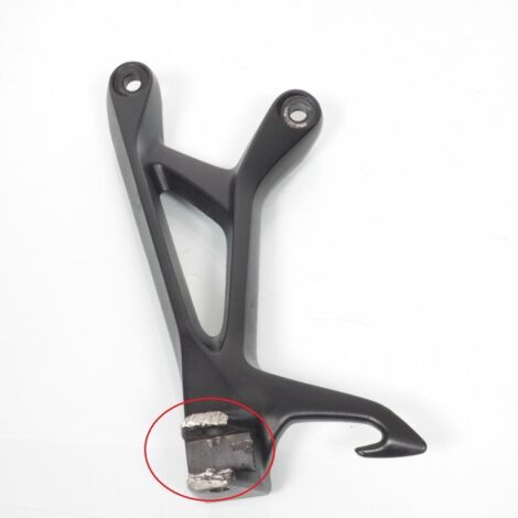 [PRODUIT D'OCCASION] Platine de repose pied passager gauche origine pour Moto Suzuki (1/3)