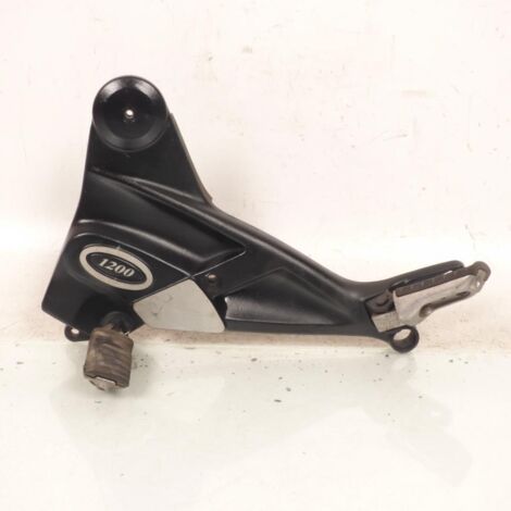 [PRODUIT D'OCCASION] Platine de repose pied pilote gauche origine pour moto Triumph (1/2)