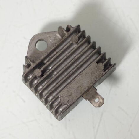[PRODUIT D'OCCASION] Régulateur de tension origine pour scooter Yamaha 80 Beluga 1982 (1/2)