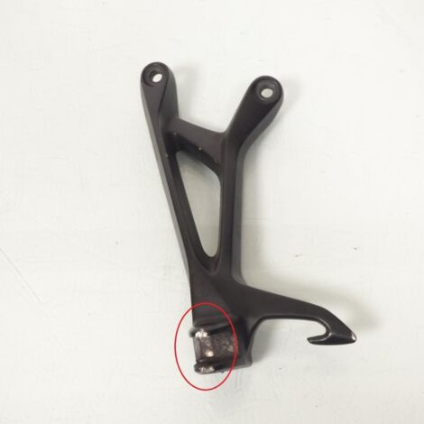 [PRODUIT D'OCCASION] Platine repose pied passager gauche pour Suzuki 750 GSX-S (1/3)