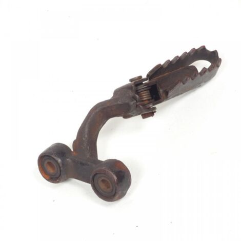 [PRODUIT D'OCCASION] Platine de repose pied pilote droit origine pour moto Suzuki 600 (1/2)
