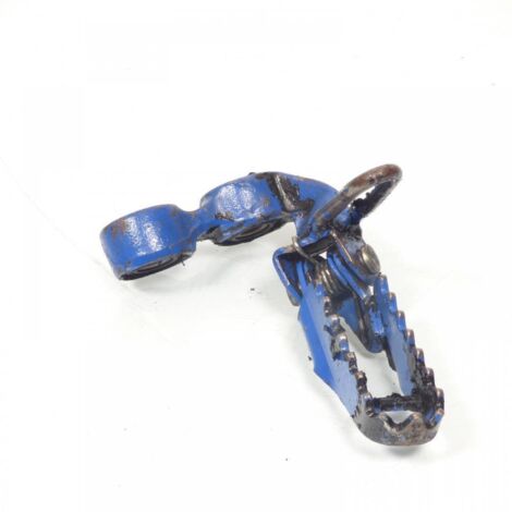[PRODUIT D'OCCASION] Platine de repose pied pilote droit origine pour moto Suzuki 800 (1/2)