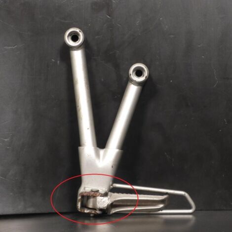 [PRODUIT D'OCCASION] Platine repose pied passager gauche origine pour moto Suzuki 600 (1/3)