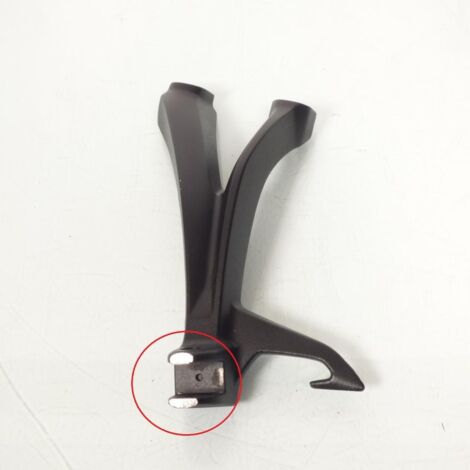 [PRODUIT D'OCCASION] Platine de repose pied passager gauche origine pour moto Suzuki (1/3)