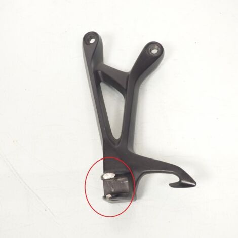 [PRODUIT D'OCCASION] Platine de repose pied passager gauche origine pour moto Suzuki (1/2)
