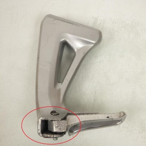 [PRODUIT D'OCCASION] Platine de repose pied passager gauche origine pour Moto Suzuki (1/4)