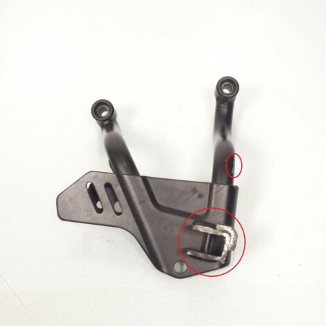 [PRODUIT D'OCCASION] Platine repose pied passager droit pour Suzuki 650 V-strom (1/3)