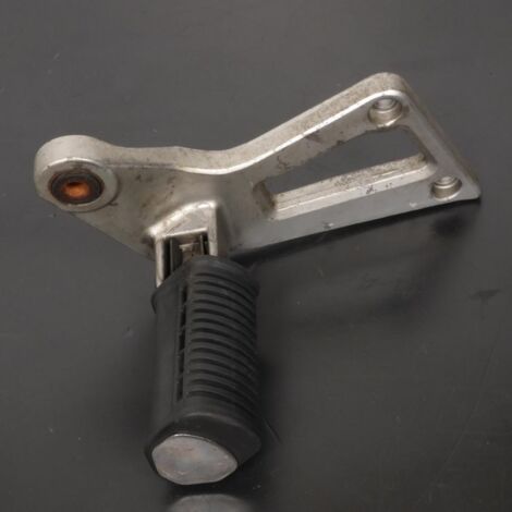 [PRODUIT D'OCCASION] Platine repose pied passager droit origine pour moto Suzuki 1100 (1/3)