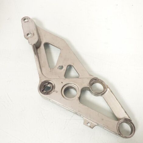 [PRODUIT D'OCCASION] Platine de repose pied pilote droit origine pour Moto Suzuki 750 (1/2)
