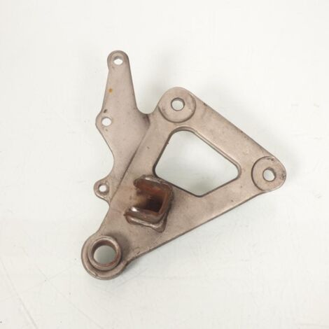 [PRODUIT D'OCCASION] Platine repose pied pilote droit origine pour Suzuki 500 GSF (1/3)