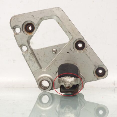 [PRODUIT D'OCCASION] Platine repose pied pilote droit origine pour moto Suzuki 1100 (1/3)