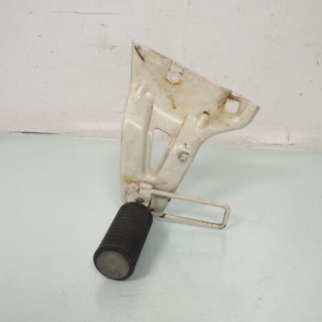 [PRODUIT D'OCCASION] Platine de repose pied passager gauche origine pour moto Suzuki (1/2)