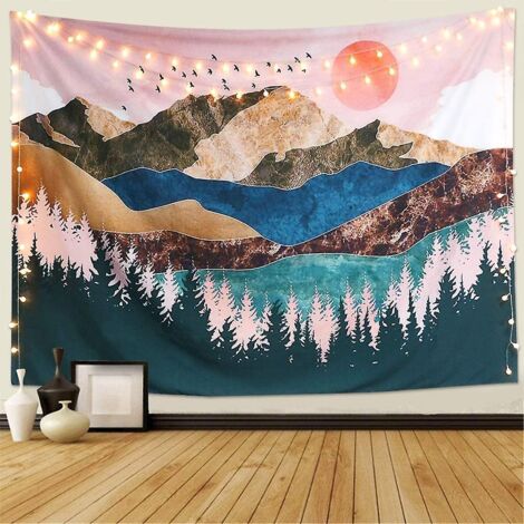Tapisserie murale colorée représentant un coucher de soleil sur une forêt de montagne, idéale pour la décoration intérieure. (1/5)