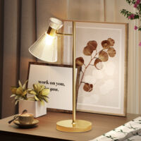 Lampada da tavolo moderna con paralume in vetro ambrato satinato regolabile, attacco E27, finitura oro, design elegante per interni, illuminazione soffusa e decorativa.
