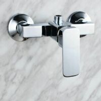 Bagno e WC: moderno rubinetto doccia a parete cromato con miscelatore per acqua calda e fredda.