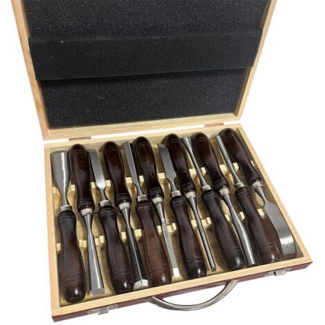 Set mit 12 Holzmeißeln. Hochwertiger Stahl für detaillierte Schnitzarbeiten. Länge 220 mm. Breite 7 bis 26 mm. Ergonomisch geformt für die Verwendung mit einem Klöppel. (1/4)